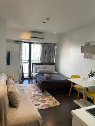 Studio | Netflix 40" TV | fast net | Makati center Apartment in Mandaluyong