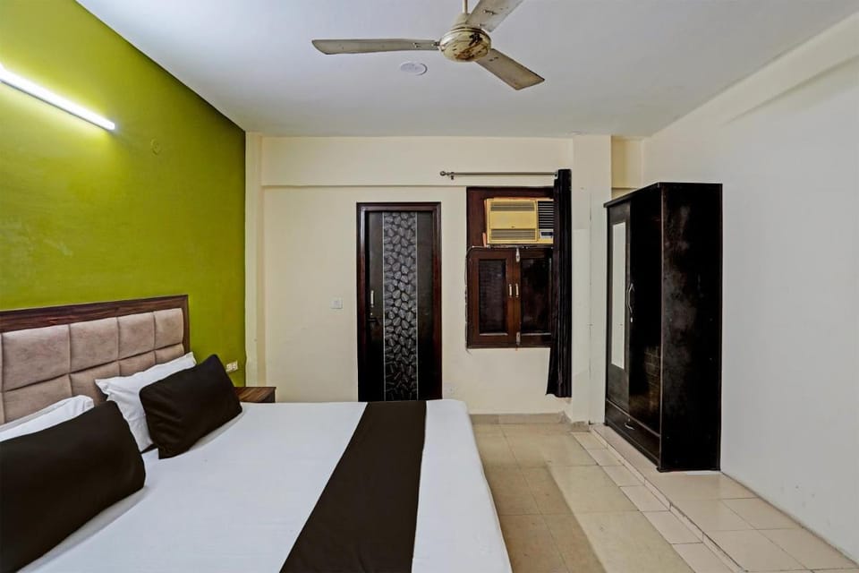 Hotel O HOTEL CROWN 15 Hotel in Noida