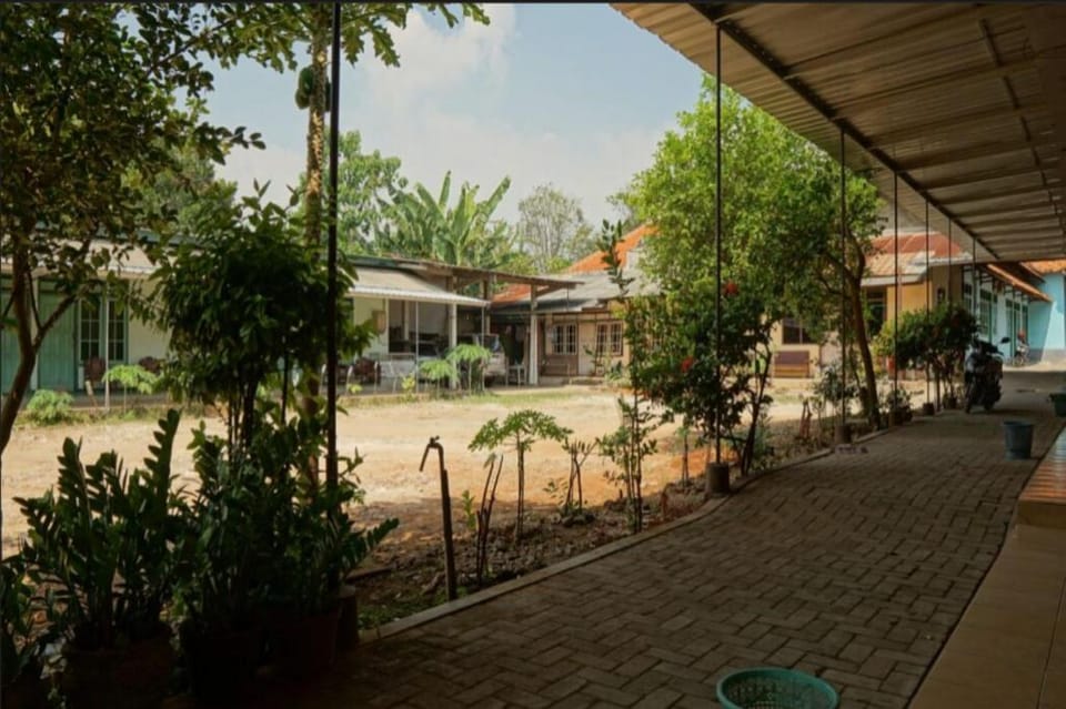 SPOT ON 93611 Kost Pak Suyatno Syariah 2 Hotel in East Java