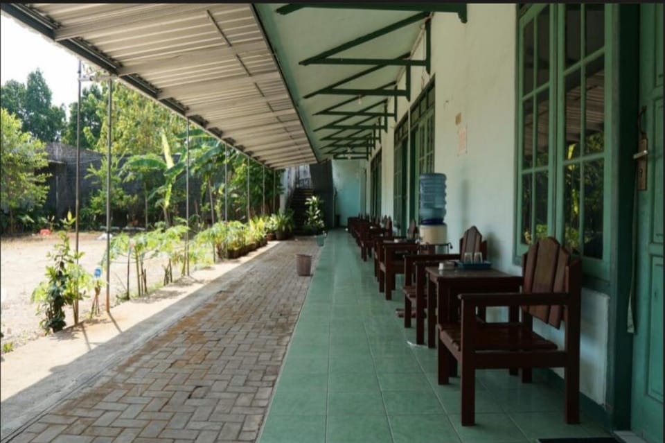 SPOT ON 93611 Kost Pak Suyatno Syariah 2 Hotel in East Java