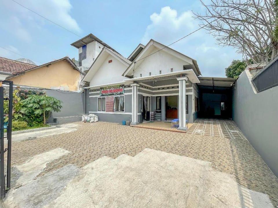 Wisma Air Mancur Malang Syariah Mitra RedDoorz Hotel in East Java