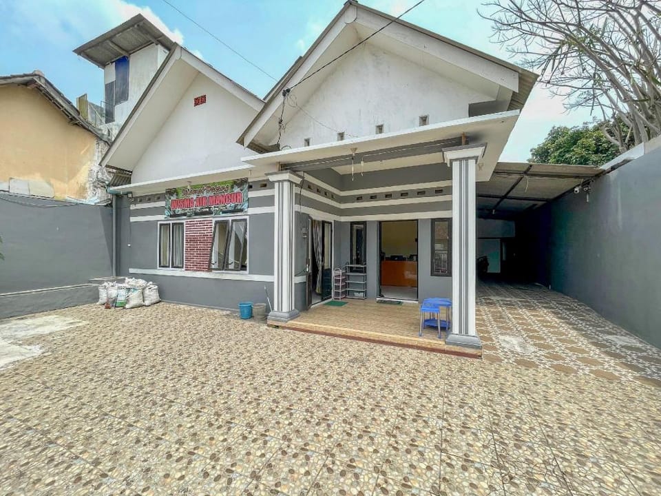 Wisma Air Mancur Malang Syariah Mitra RedDoorz Hotel in East Java