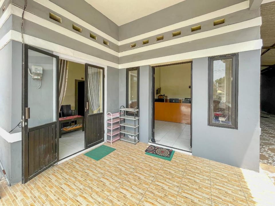 Wisma Air Mancur Malang Syariah Mitra RedDoorz Hotel in East Java