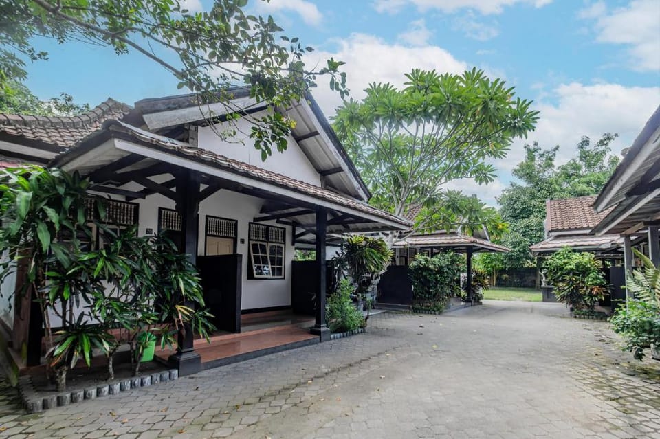 Hotel O Losmen Ida Near PT. Narmada Awet Muda (Pabrik Lingsar) Hotel in Lingsar