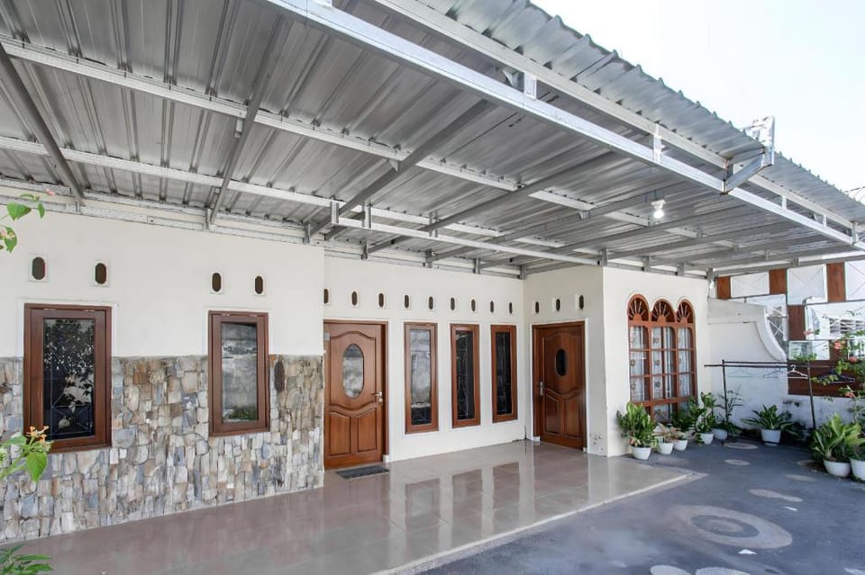 OYO 93582 Liani Homestay Syariah Hotel in West Nusa Tenggara, Indonesia