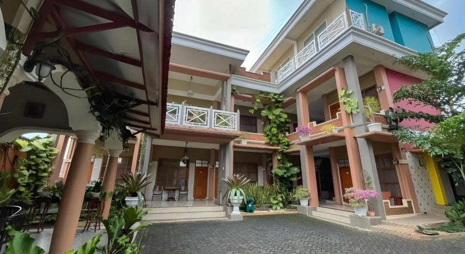Urbanview Syariah Hotel Kanigara Batu Hotel in Batu