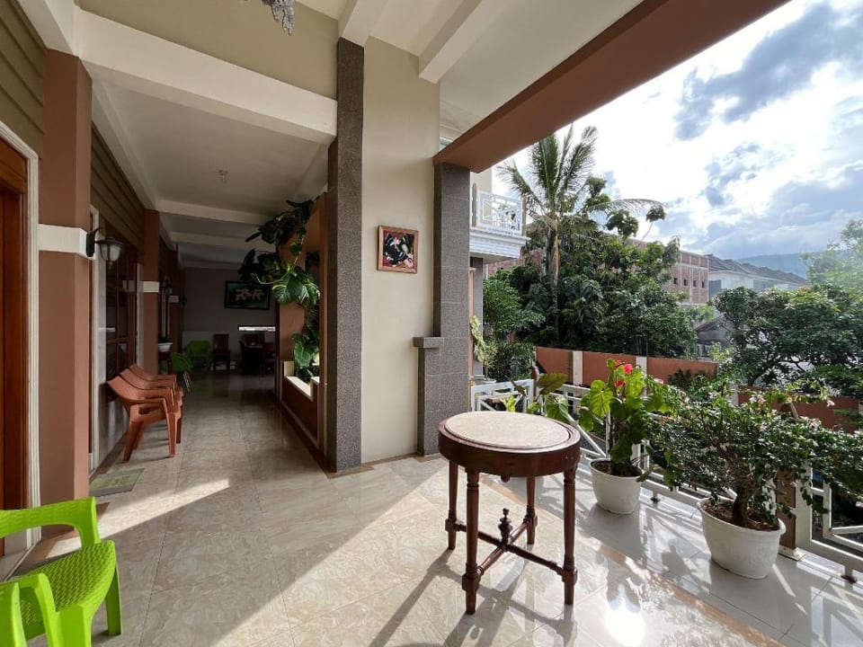 Urbanview Syariah Hotel Kanigara Batu Hotel in Batu