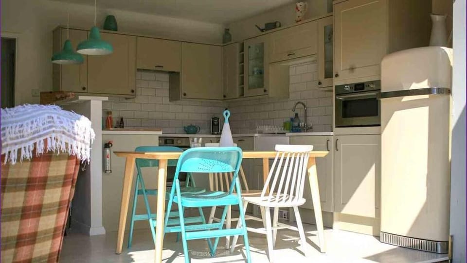 Camber Beach House, 1 min from beach, Dogs Welcome Vacation rental in Rother District