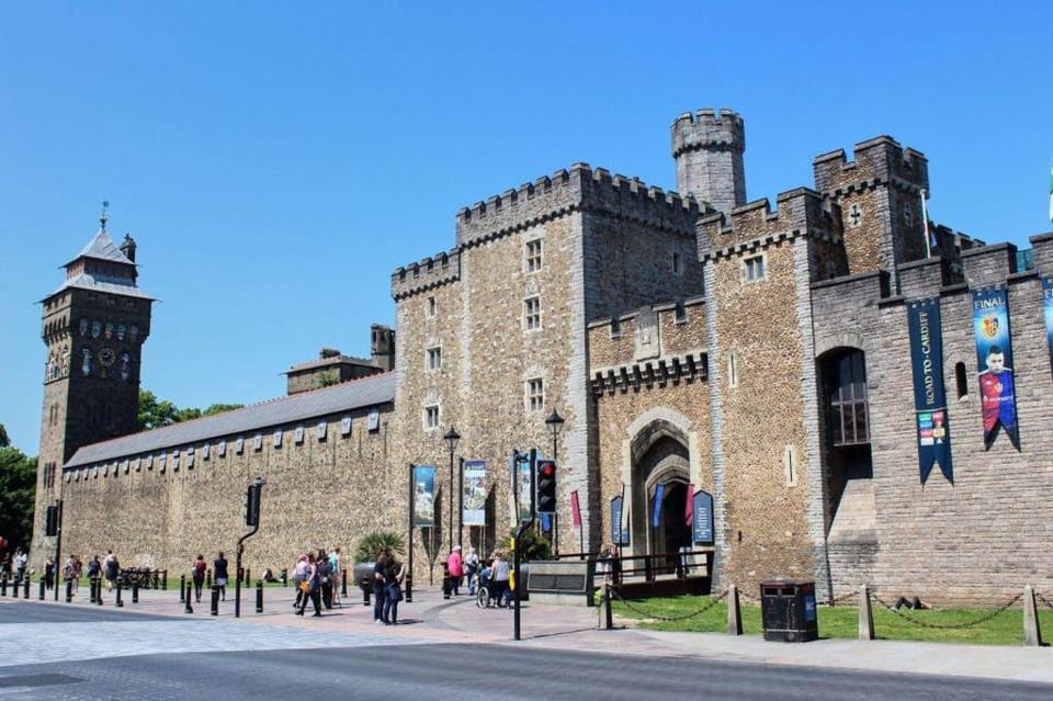 2 Bedroom Flat With Hot tub jaccuzi Vacation rental in Cardiff