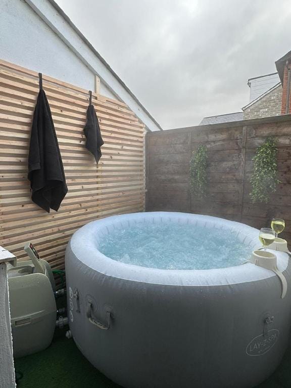 2 Bedroom Flat With Hot tub jaccuzi Vacation rental in Cardiff