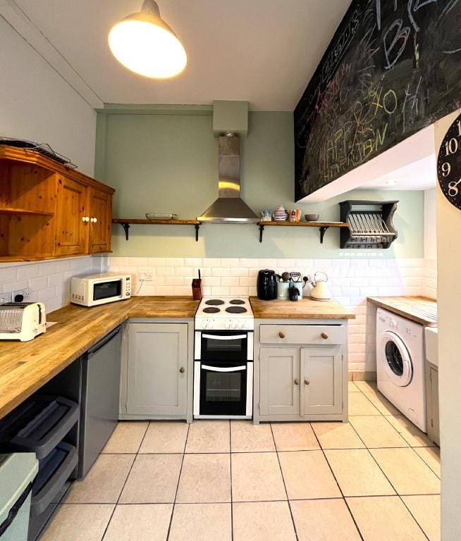 Luxe cottage-style retreat with garden – sleeps 12 Vacation rental in Bristol