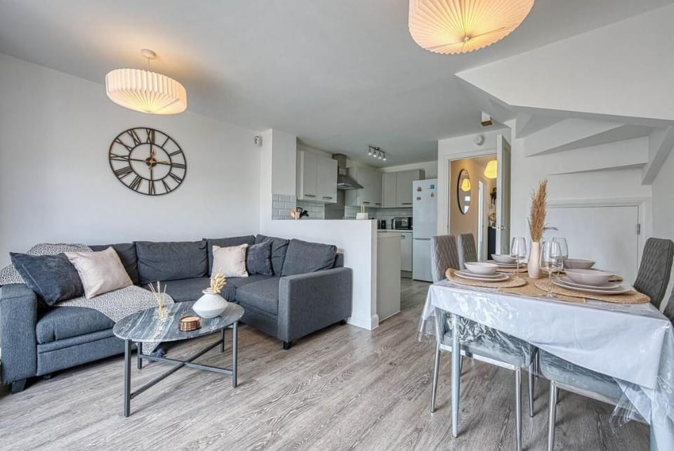 Luxury House Parking Wi-Fi Netflix Sky Sports Apartment in Birmingham
