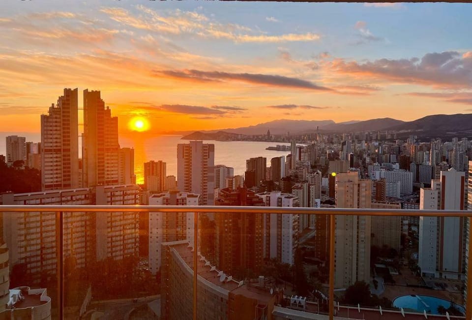 Luxurious 2br Apt  Sea Panoramic View  Pool  Gym Apartment in Benidorm