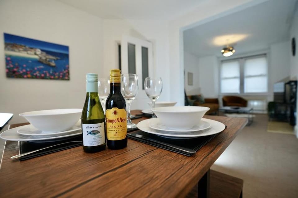 Luxe, 2 bed house Oxfordshire- Long term discounts, Families, Contractors, Relocators Vacation rental in West Oxfordshire District