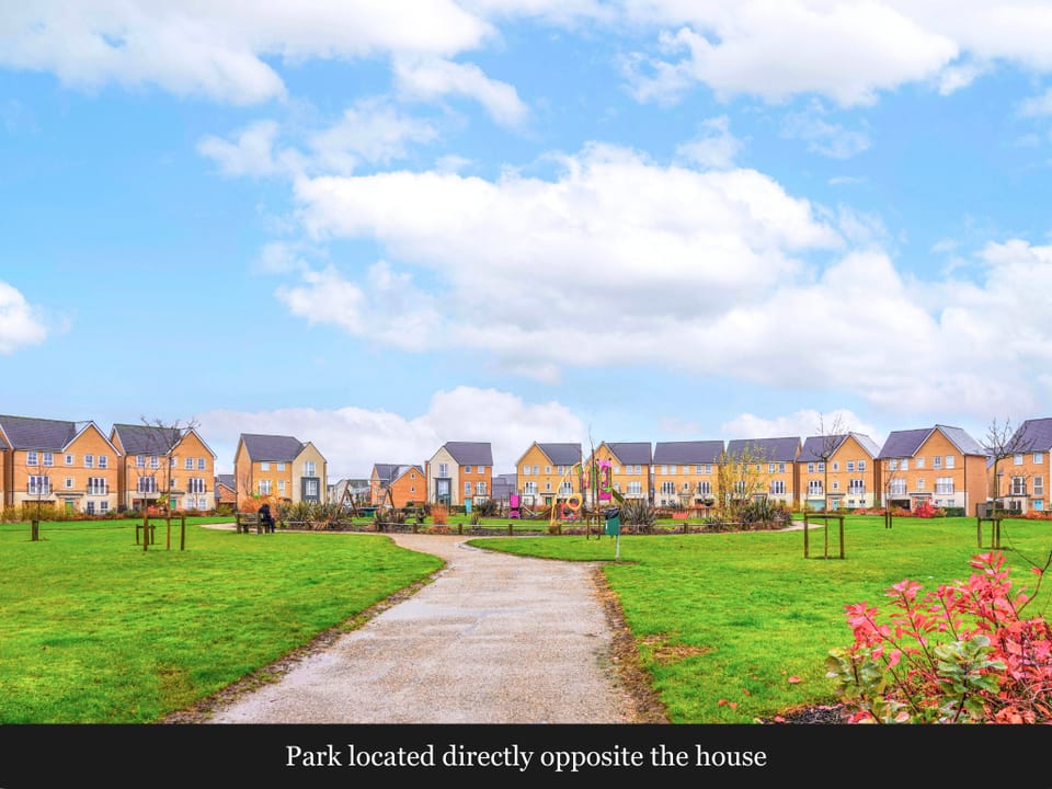 Vanguard House Sleeps 8 Free Parking Wifi & Smart Vacation rental in Aylesbury Vale