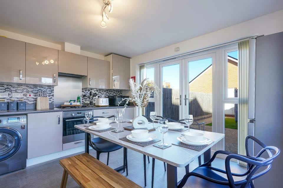 Vanguard House Sleeps 8 Free Parking Wifi & Smart Vacation rental in Aylesbury Vale