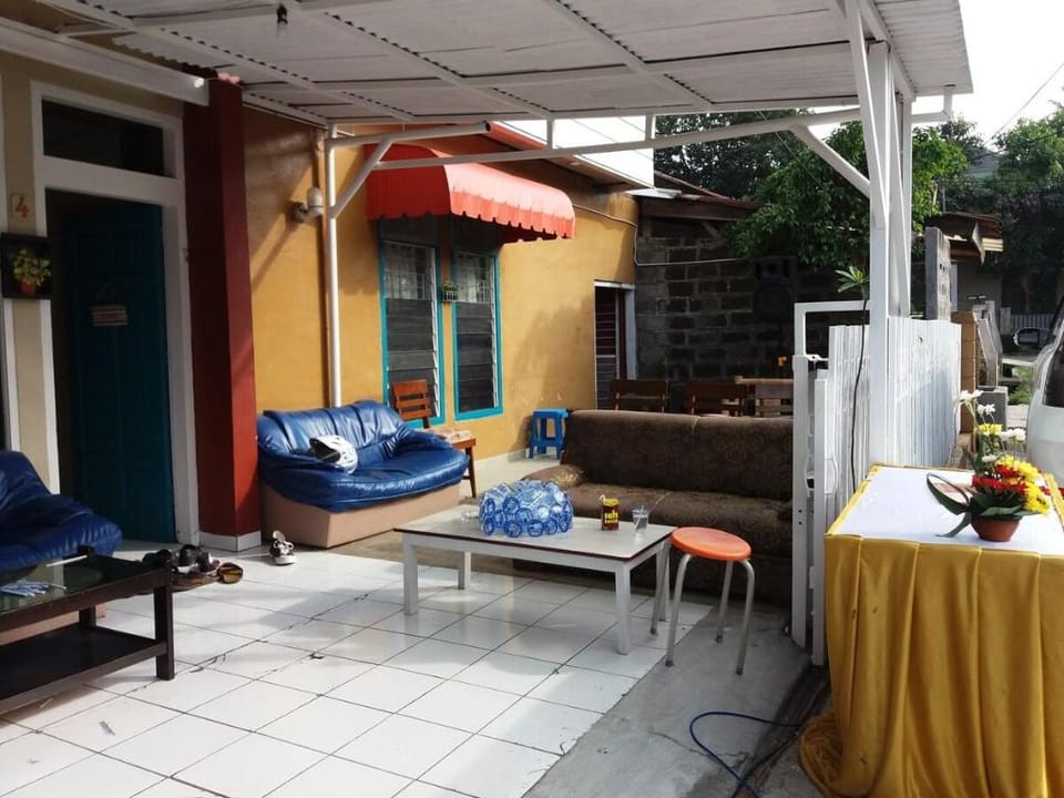 Tramp House by GroRental Villa in Bandung