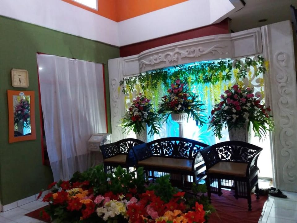 Tramp House by GroRental Villa in Bandung