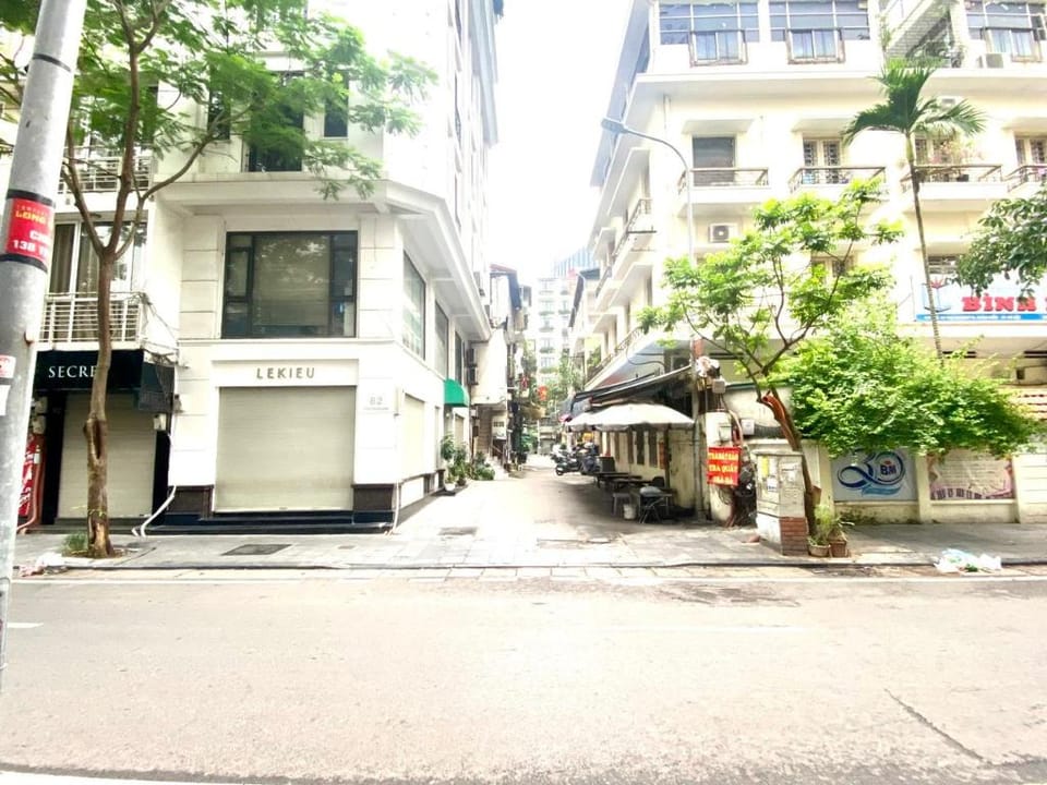 Homestay with Large bed,  balcony private bathroom Apartment in Hanoi