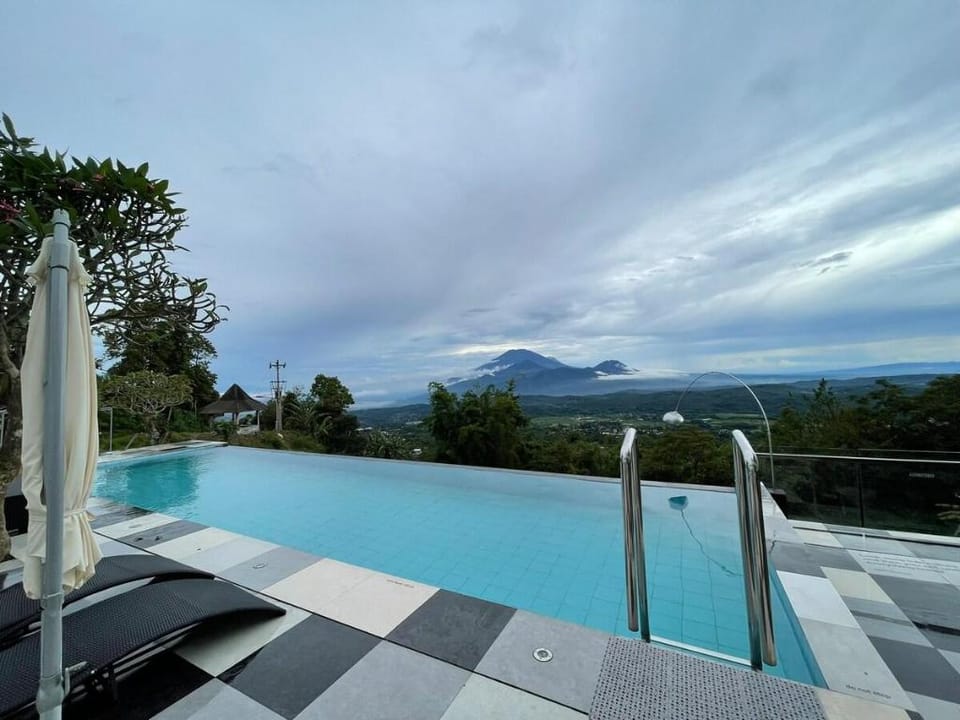 Villa Putih Gedongsongo - Bandungan (3BR + Pool) Vacation rental in Indonesia