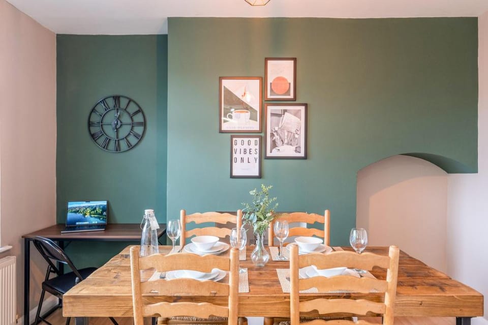 Stylish House Free Parking Super-Fast Wifi & Smart Vacation rental in Coventry
