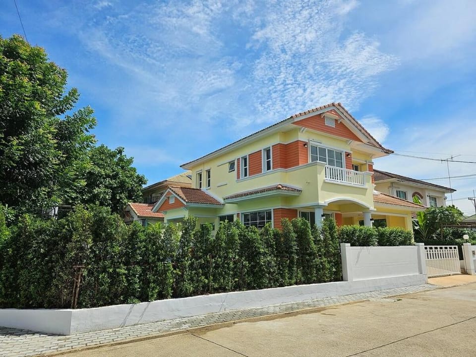 Family home with private swimming pool Villa in Laos