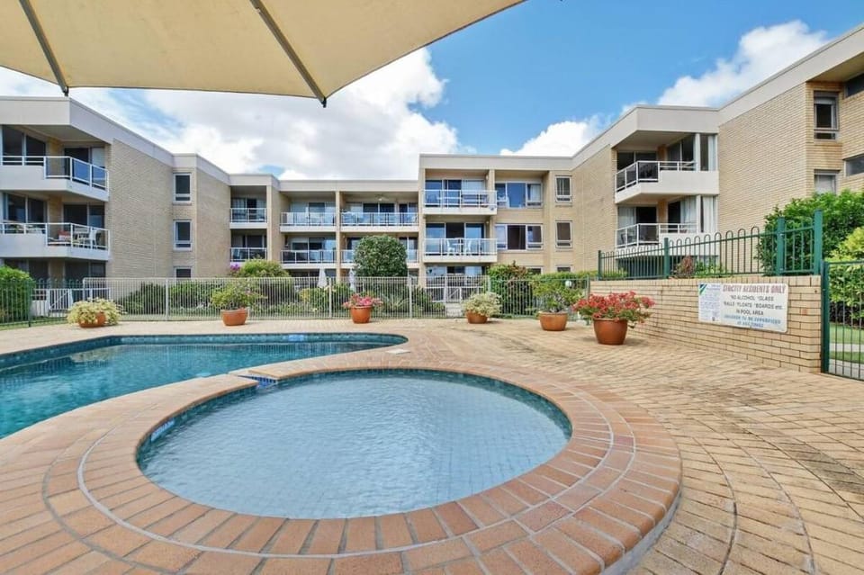 2 Bedroom Top Floor Unit - Ocean Views and Pool Apartment in Sunshine Coast