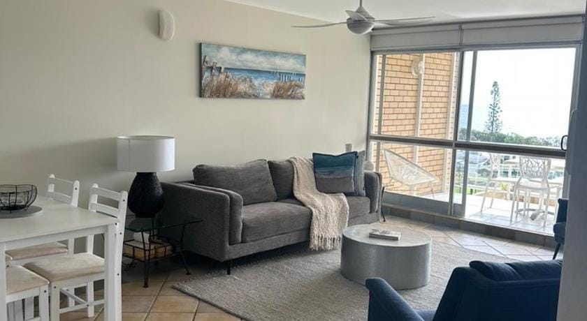 2 Bedroom Top Floor Unit - Ocean Views and Pool Apartment in Sunshine Coast