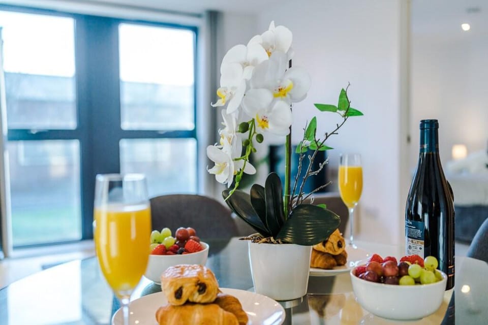 The Sterling Suite: Modern 2Bd w/ Roof Terrace Apartment in Birmingham