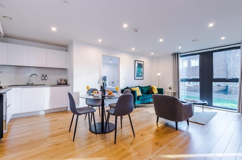 The Sterling Suite: Modern 2Bd w/ Roof Terrace Apartment in Birmingham