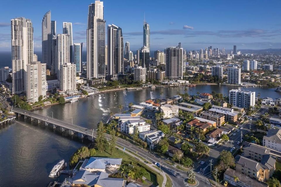 Stylish & Spacious 4BR4B Surfers Villa w/Pool Villa in Surfers Paradise