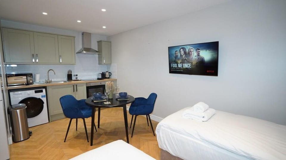Wisteria House Nr Heathrow Free Parking E2M Stays Vacation rental in Slough