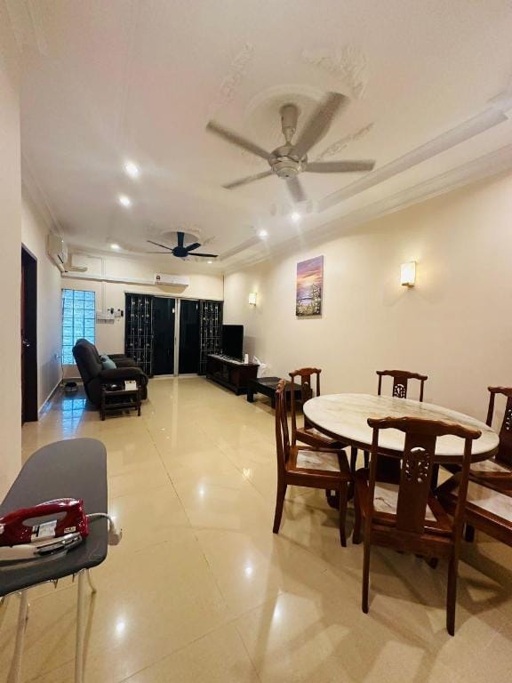 Nilam 7 Landed 4BR 11PAX Near Airport KK Vacation rental in Sabah