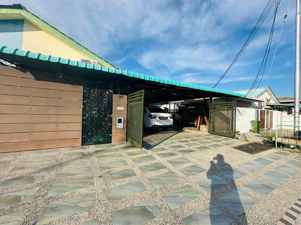 Nilam 7 Landed 4BR 11PAX Near Airport KK Vacation rental in Sabah