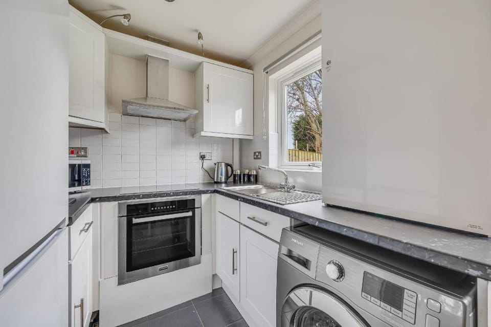 Immaculate Two Bedroom House with Parking Apartment in Bedford