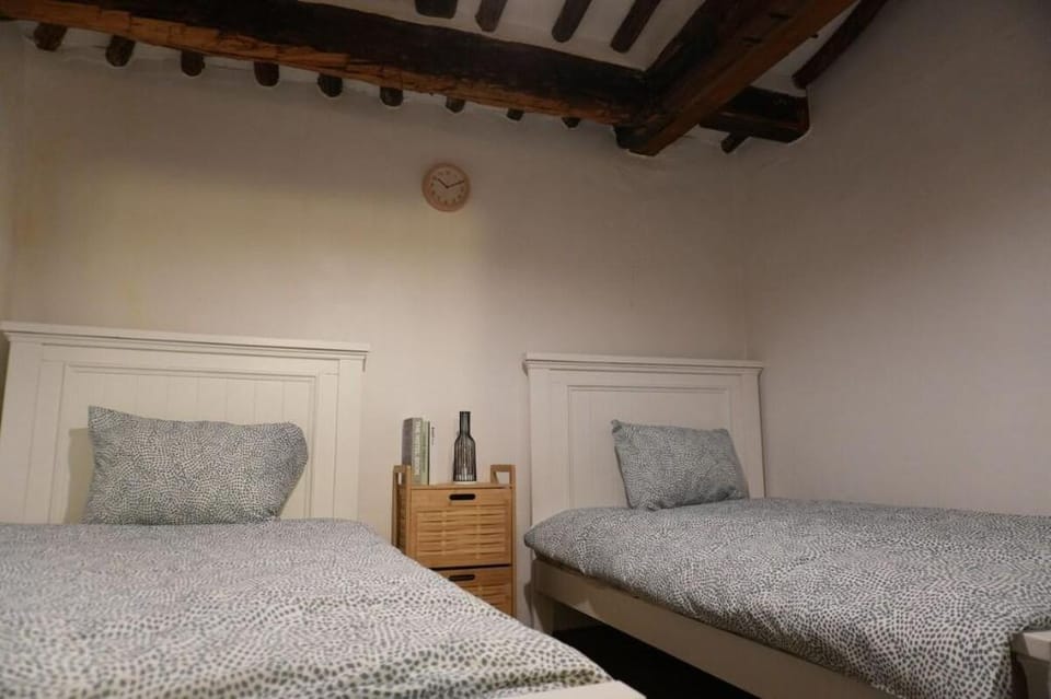 The Modern Hanok Stay) #Korean Traditional House #Motion Bed #Rafters #Spacious Living Room #Beam Vacation rental in Seoul