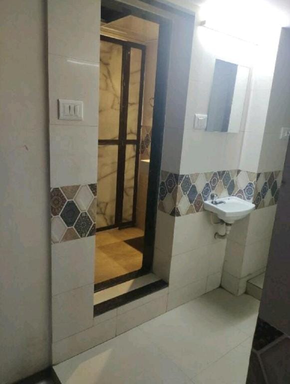 Almas Dormitory Andheri West Near Railway Station Hotel in Mumbai