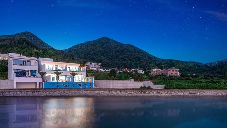 Geoje Santos Pool Villa Bed and Breakfast in South Korea