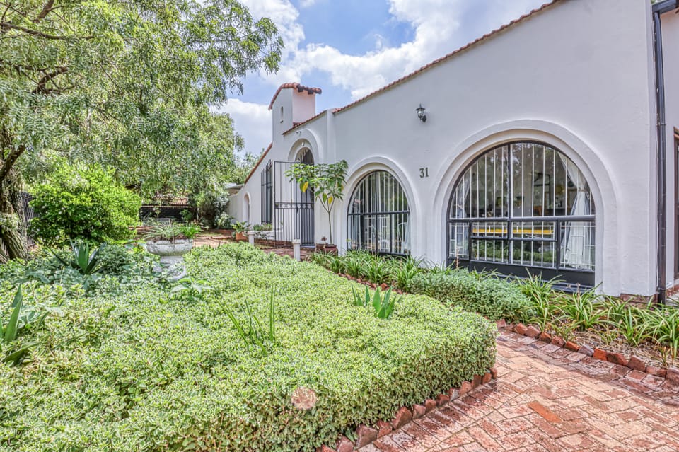 Chic Midtown Studio-1 Bed-solar-pool-fibre-samrand Apartment in Pretoria