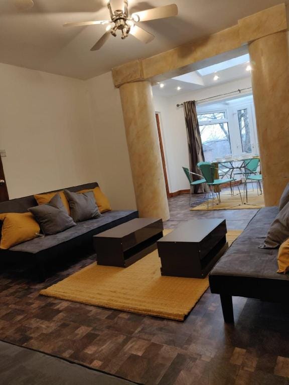 Super 7Bed House - Hot Tub - Large Gathering Meets Vacation rental in Leeds