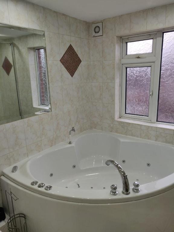 Super 7Bed House - Hot Tub - Large Gathering Meets Vacation rental in Leeds