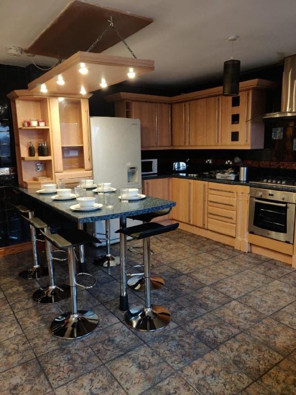 Super 7Bed House - Hot Tub - Large Gathering Meets Vacation rental in Leeds