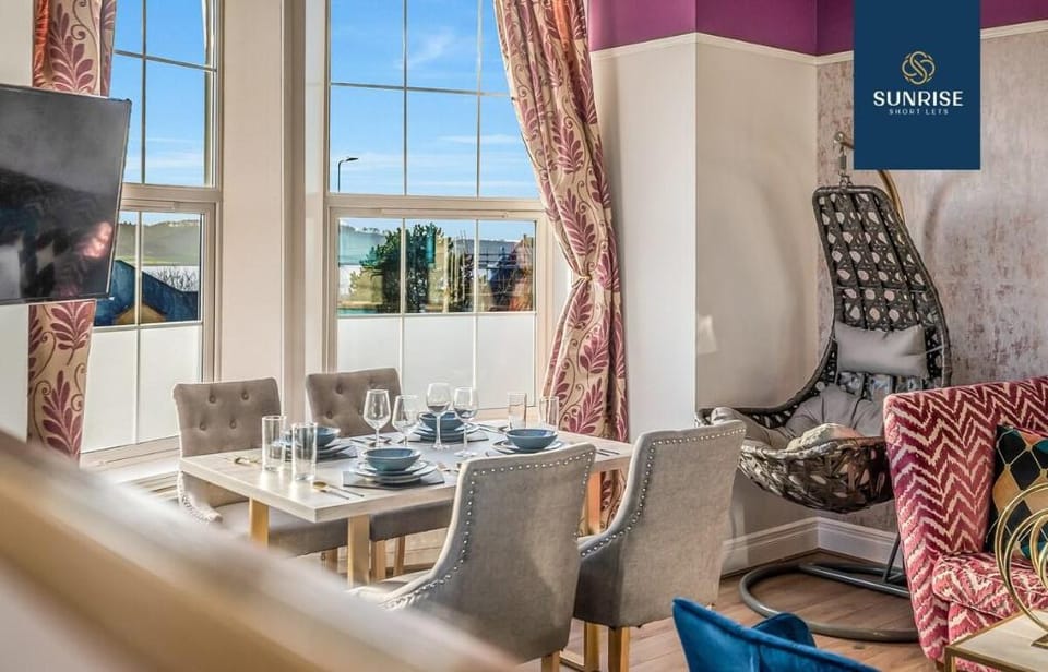 Bespoke | River Views | High-Spec | Free Parking Apartment in Dundee