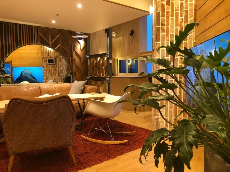 NEO, Neo / ⭐SALE ⭐ / Party Room, Twin Bed, Private Bedding Vacation rental in South Korea