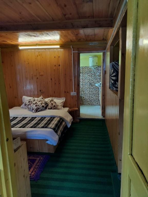 Old is Gold Home stay jibhi Tandi lushal Vacation rental in Himachal Pradesh