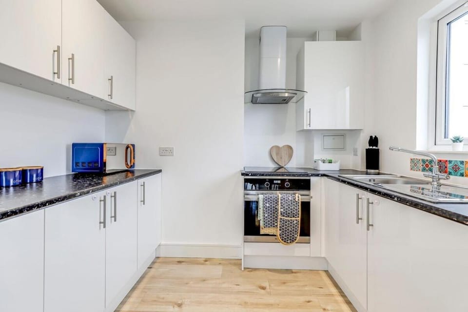 Prime location, Panoramic city views, Surround Balcony Near Train Stn - Central Luton Apartment in Luton
