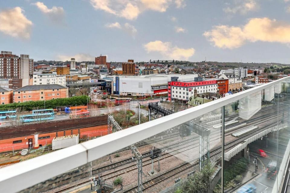 Prime location, Panoramic city views, Surround Balcony Near Train Stn - Central Luton Apartment in Luton