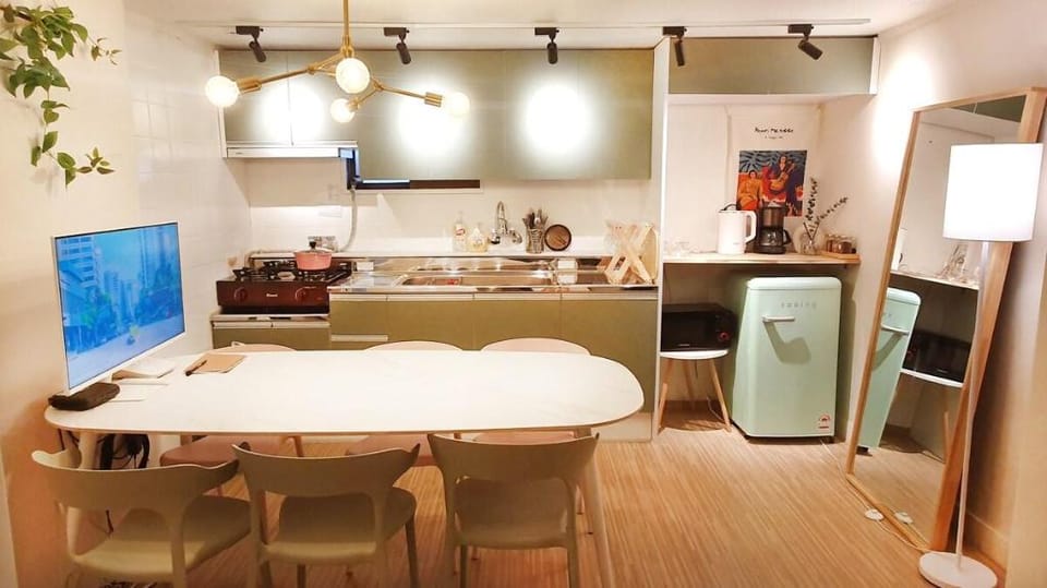 3 rooms / 4 beds / kitchen [Hongik Stn. 3min] Apartment in Seoul