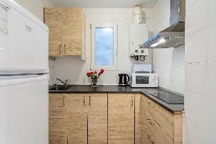 Sagrada Familia: Avenida Gaudi Views Cozy Lounge Apartment in Barcelona