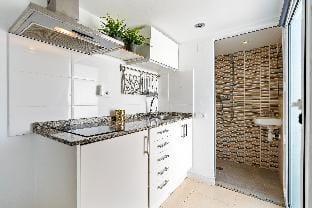 Bright & Breezy in Barcelona Apartment in Barcelona